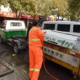 甘肅蘭州環衛工人在街道上清潔家園