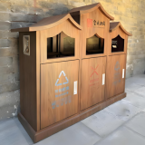 轉(zhuǎn)木紋金屬屋形三分類垃圾桶城市美學(xué)的環(huán)保革命