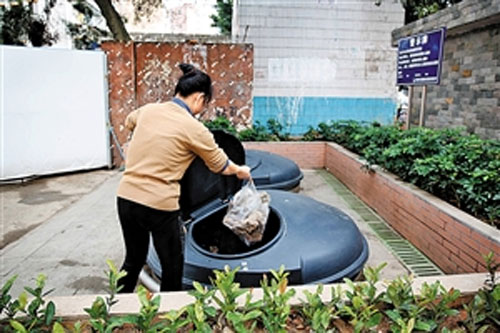 志愿者垃圾桶言傳身教垃圾分類(lèi) 志愿者垃圾桶言傳身教垃圾分類(lèi)